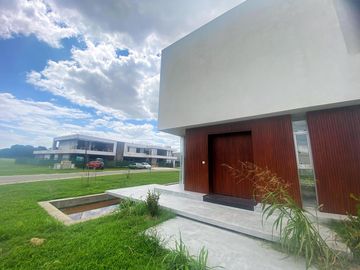 VENTA CASA 1029 M2 CANNING LA PROVIDENCIA