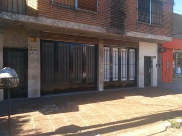 Casa en venta - 4 Dormitorios 2 Locales 2 Baños - 300Mts2 - Lanús Oeste