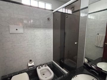 IMPERDIBLE OPORTUNIDAD - 5 AMBIENTES C/ COCHERA FIJA CUBIERTA Y BALCON DOBLE - REFACCIONADO - BOEDO