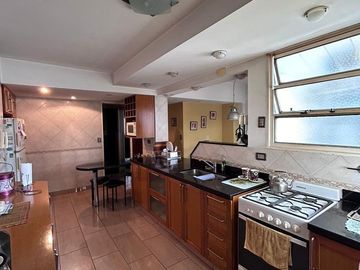 IMPERDIBLE OPORTUNIDAD - 5 AMBIENTES C/ COCHERA FIJA CUBIERTA Y BALCON DOBLE - REFACCIONADO - BOEDO