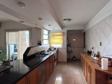 IMPERDIBLE OPORTUNIDAD - 5 AMBIENTES C/ COCHERA FIJA CUBIERTA Y BALCON DOBLE - REFACCIONADO - BOEDO