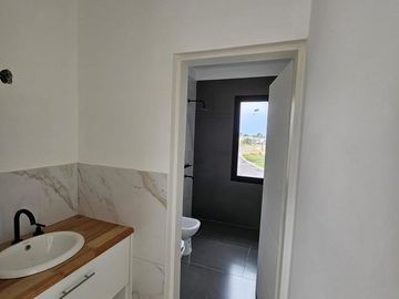 CASA EN VENTA, 4 AMBIENTES, SAN SEBASTIAN, AREA 11