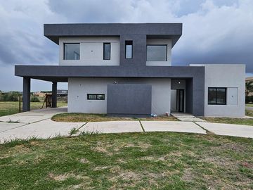 CASA EN VENTA, 4 AMBIENTES, SAN SEBASTIAN, AREA 11