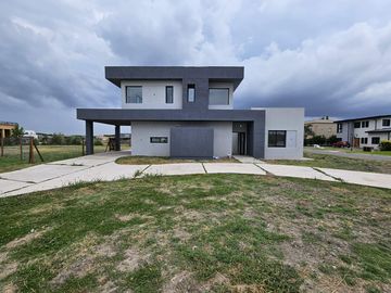CASA EN VENTA, 4 AMBIENTES, SAN SEBASTIAN, AREA 11