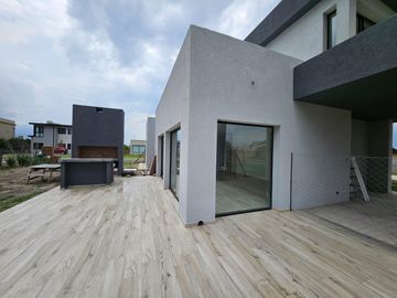 CASA EN VENTA, 4 AMBIENTES, SAN SEBASTIAN, AREA 11