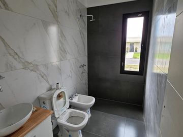 CASA EN VENTA, 4 AMBIENTES, SAN SEBASTIAN, AREA 11