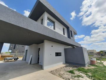 CASA EN VENTA, 4 AMBIENTES, SAN SEBASTIAN, AREA 11