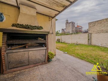 Casa 6 ambientes en Venta. Banfield con Pileta