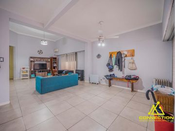 Casa 6 ambientes en Venta. Banfield con Pileta