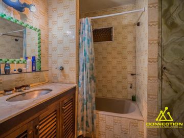 Casa 6 ambientes en Venta. Banfield con Pileta