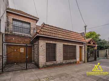 Casa 6 ambientes en Venta. Banfield con Pileta