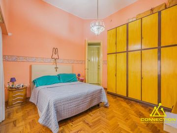 Casa 6 ambientes en Venta. Banfield con Pileta