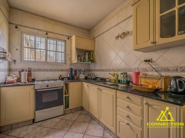 Casa 6 ambientes en Venta. Banfield con Pileta