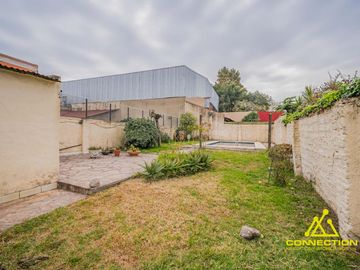 Casa 6 ambientes en Venta. Banfield con Pileta