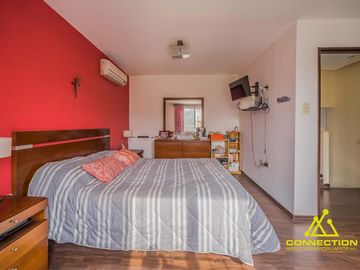 Casa 6 ambientes en Venta. Banfield con Pileta