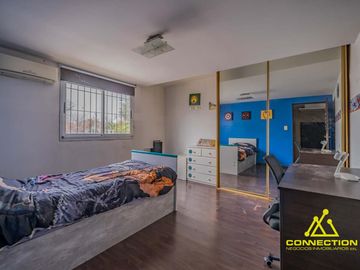 Casa 6 ambientes en Venta. Banfield con Pileta