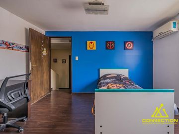 Casa 6 ambientes en Venta. Banfield con Pileta