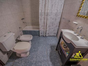 Casa 6 ambientes en Venta. Banfield con Pileta