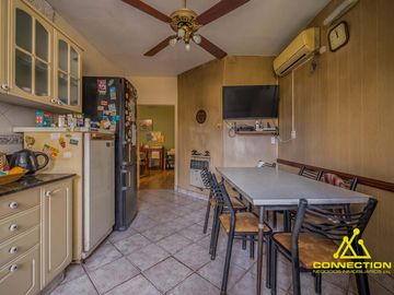 Casa 6 ambientes en Venta. Banfield con Pileta