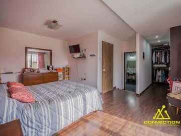 Casa 6 ambientes en Venta. Banfield con Pileta