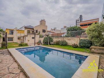 Casa 6 ambientes en Venta. Banfield con Pileta