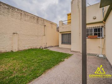 Casa 6 ambientes en Venta. Banfield con Pileta