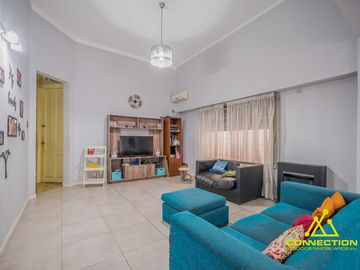 Casa 6 ambientes en Venta. Banfield con Pileta