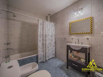 Casa 6 ambientes en Venta. Banfield con Pileta
