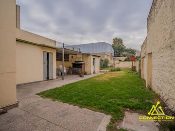 Casa 6 ambientes en Venta. Banfield con Pileta