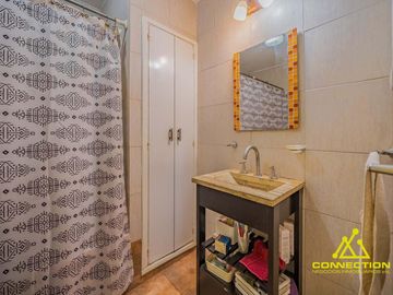 Casa 6 ambientes en Venta. Banfield con Pileta