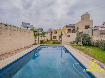 Casa 6 ambientes en Venta. Banfield con Pileta
