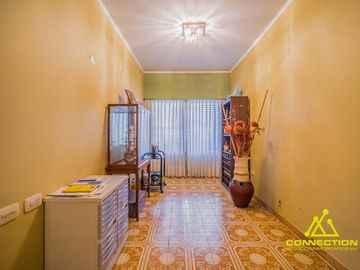 Casa 6 ambientes en Venta. Banfield con Pileta
