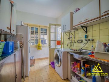 Casa 6 ambientes en Venta. Banfield con Pileta