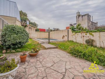 Casa 6 ambientes en Venta. Banfield con Pileta