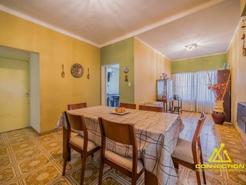 Casa 6 ambientes en Venta. Banfield con Pileta