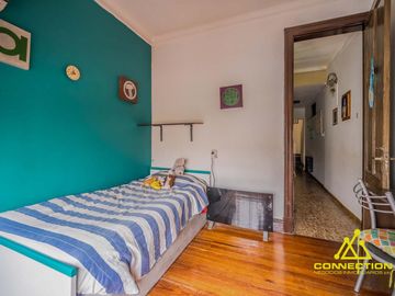 Casa 6 ambientes en Venta. Banfield con Pileta