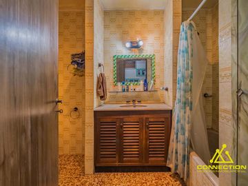 Casa 6 ambientes en Venta. Banfield con Pileta
