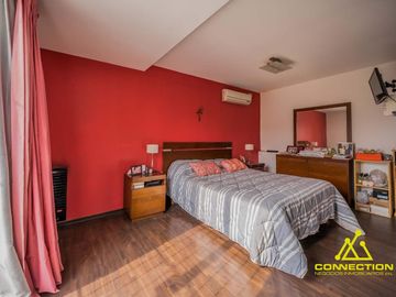 Casa 6 ambientes en Venta. Banfield con Pileta