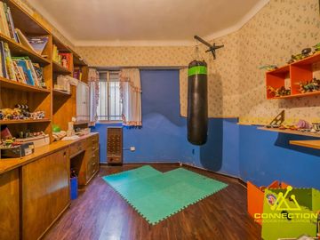 Casa 6 ambientes en Venta. Banfield con Pileta