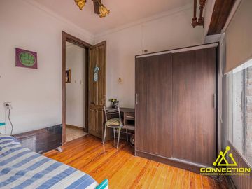 Casa 6 ambientes en Venta. Banfield con Pileta