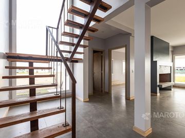 CASA EN VENTA EN BARRIO PUERTOS - MAROTO PROPIEDADES