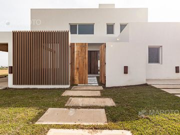 CASA EN VENTA EN BARRIO PUERTOS - MAROTO PROPIEDADES