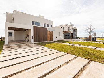 CASA EN VENTA EN BARRIO PUERTOS - MAROTO PROPIEDADES