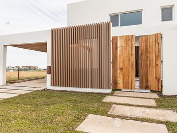 CASA EN VENTA EN BARRIO PUERTOS - MAROTO PROPIEDADES