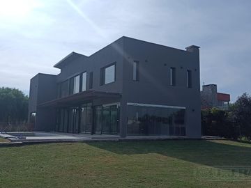 Bellisima casa al verde en Area 1 San Sebastian MB