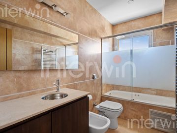 Duplex de 5 Ambientes con dependencia - Balcón - Parrilla - Cochera - Caballito - VENTA