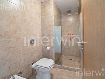 Duplex de 5 Ambientes con dependencia - Balcón - Parrilla - Cochera - Caballito - VENTA
