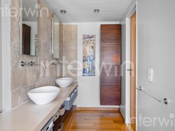 Duplex de 5 Ambientes con dependencia - Balcón - Parrilla - Cochera - Caballito - VENTA