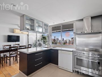 Duplex de 5 Ambientes con dependencia - Balcón - Parrilla - Cochera - Caballito - VENTA