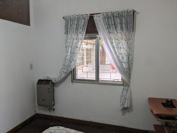 Dos casas en una con amplio patio y garage en venta - Merlo